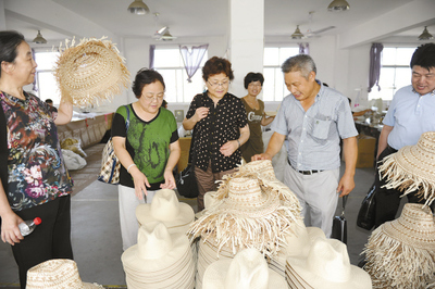 中國帽業(yè)名城迎來北京美術(shù)品專家，傳統(tǒng)工藝與藝術(shù)融合新征程
